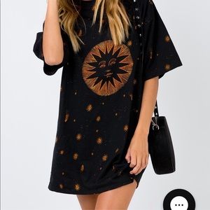 Motel celestial sunny kiss graphic t-shirt dress 4